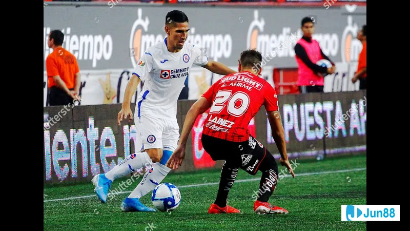 Cầu thủ của Club Tijuana cố gắng chặn bóng khỏi cầu môn khi Cruz Azul tấn công Cầu thủ của Club Tijuana cố gắng chặn bóng khỏi cầu môn khi Cruz Azul tấn công