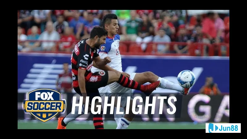 Cầu thủ Club Tijuana dũng cảm đối diện với cầu thủ Cruz Azul trong pha tranh chấp bóng Cầu thủ Club Tijuana dũng cảm đối diện với cầu thủ Cruz Azul trong pha tranh chấp bóng