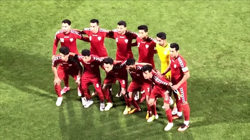 Cầu thủ Afghanistan đối mặt với cầu thủ Pakistan trong trận đấu bóng đá gay cấn Cầu thủ Afghanistan đối mặt với cầu thủ Pakistan trong trận đấu bóng đá gay cấn