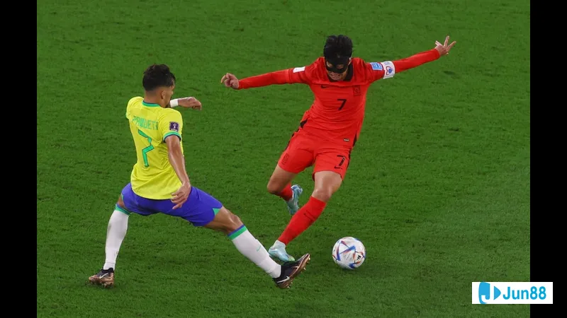Cầu thủ Hàn Quốc ăn mừng sau khi ghi bàn vào lưới của đội Brazil Cầu thủ Hàn Quốc ăn mừng sau khi ghi bàn vào lưới của đội Brazil